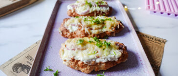Fluffiger Quark-Dinkel-Teig der Airfryer Protein Pizza mit saftigem Belag