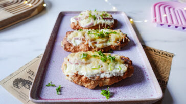 Fluffiger Quark-Dinkel-Teig der Airfryer Protein Pizza mit saftigem Belag