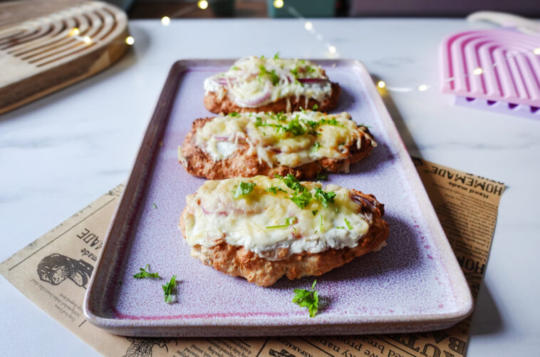 Fluffiger Quark-Dinkel-Teig der Airfryer Protein Pizza mit saftigem Belag