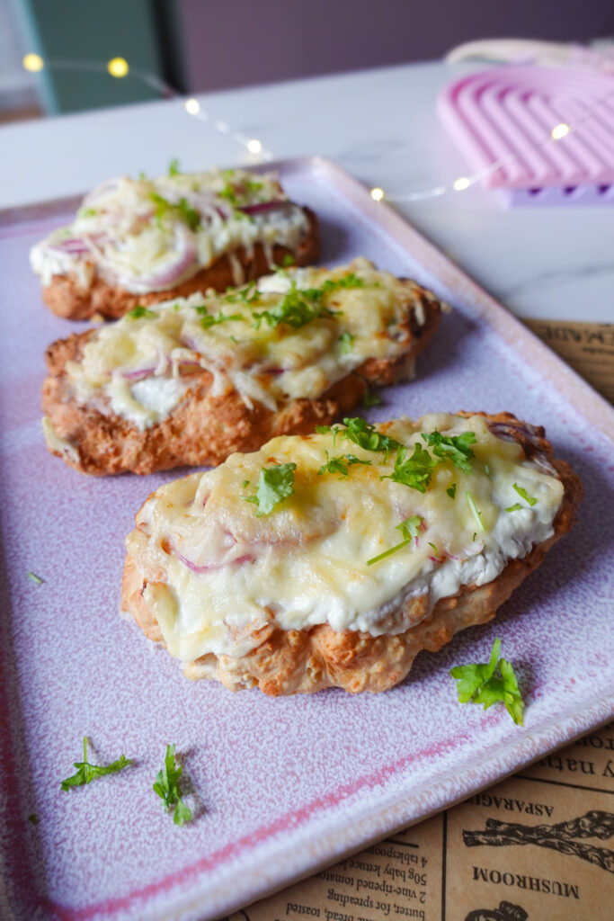 Airfryer Protein Pizza mit Sauerrahm, Zwiebeln und geschmolzenem Käse auf einem Teller