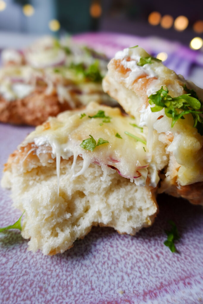 Protein Pizza aus dem Airfryer mit cremigem Sauerrahm und goldbraun geschmolzenem Käse