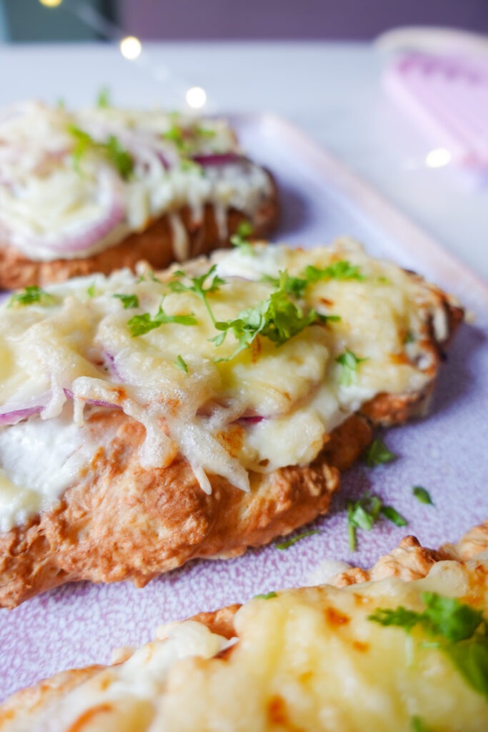 Fluffiger Quark-Dinkel-Teig der Airfryer Protein Pizza mit saftigem Belag
