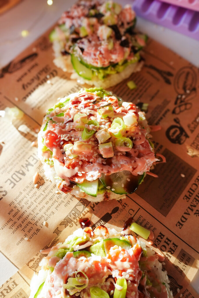 Goldbraune Reis-Waffeln mit Sushi-Topping aus Lachs, Gurke und Frühlingszwiebeln