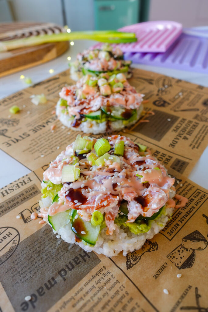 Sushi Waffeln mit cremiger Avocado, Gurke, Lachs und Frühlingszwiebeln