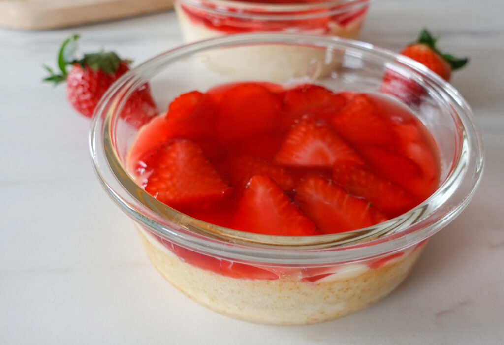 Erdbeerkuchen im Glas – proteinreich, schnell & einfach gemacht